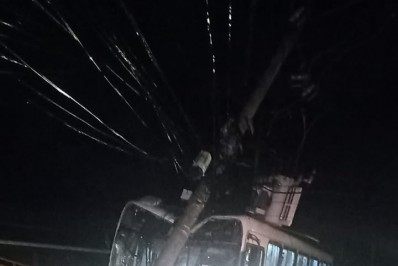 Duas pessoas ficam feridas após ônibus bater em poste no Vale dos Esquilos