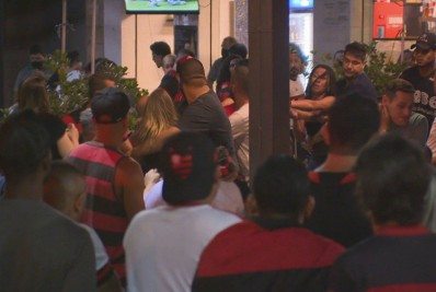 Torcedores do Flamengo brigam durante comemoração do bicampeonato em bar da Tijuca