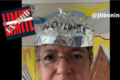 Com capacete 'anti spoiler', Boninho desmente lista de possíveis participantes de 'No Limite'