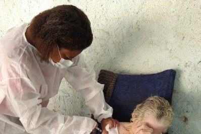 Caxias finaliza segunda dose da Coronavac em idosos que vivem em asilos