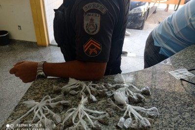 Cambuci: 36º BPM apreende droga em matagal após homem fugir e abandonar sacola