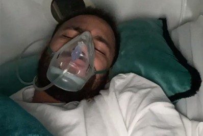 Neymar posa usando máscara de oxigênio