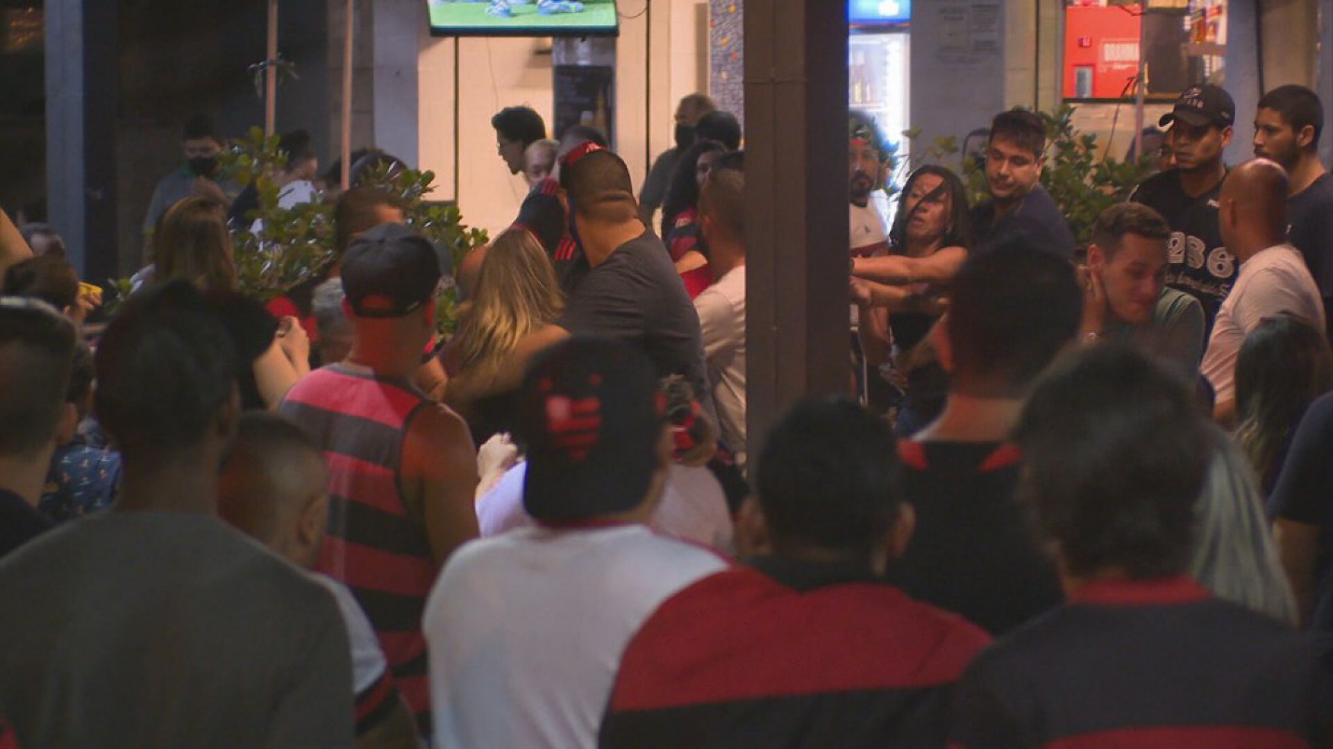 Torcedores do Flamengo brigam durante comemoração do bicampeonato em bar da Tijuca