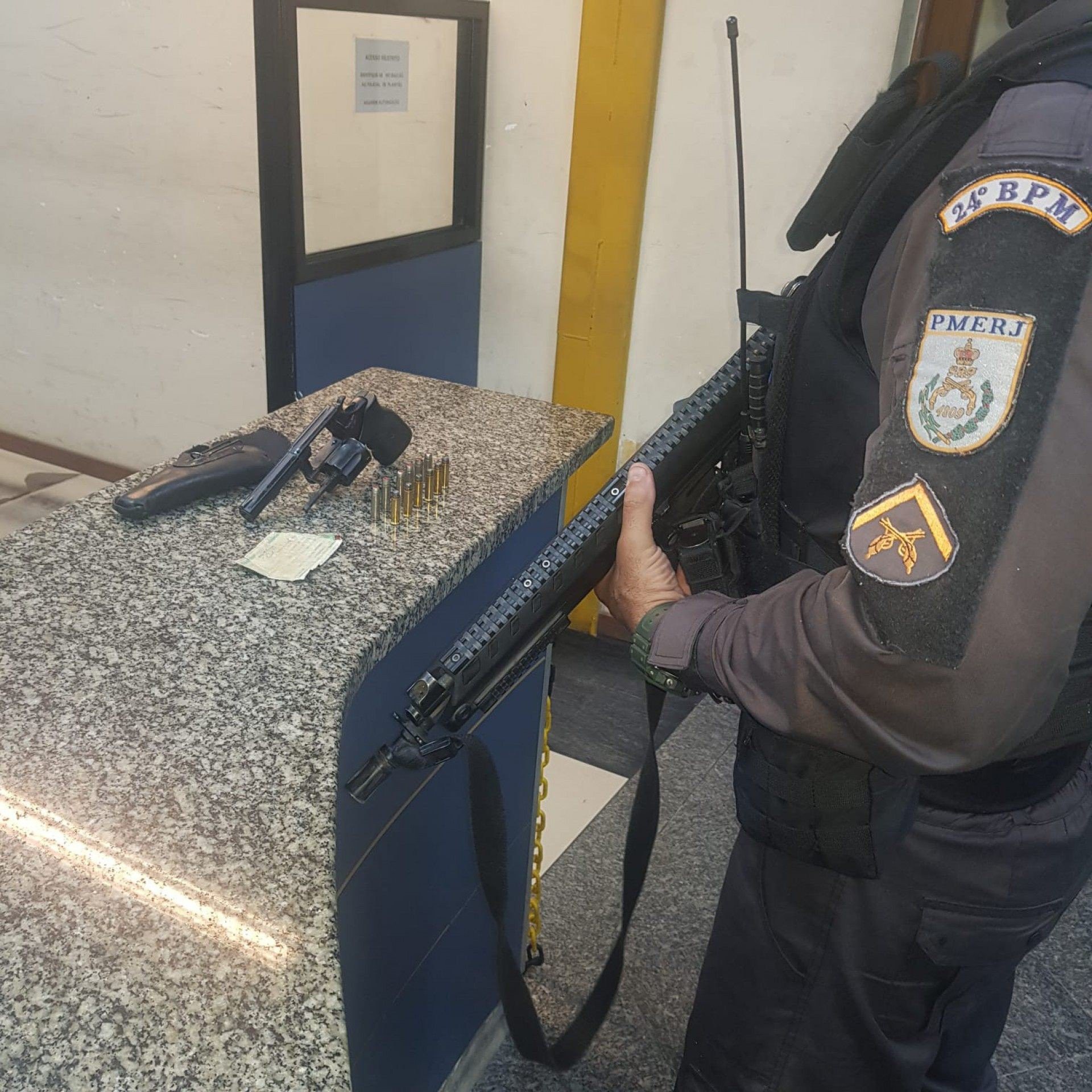 PM em Itaguaí atinge homem que puxou arma ao ser abordado