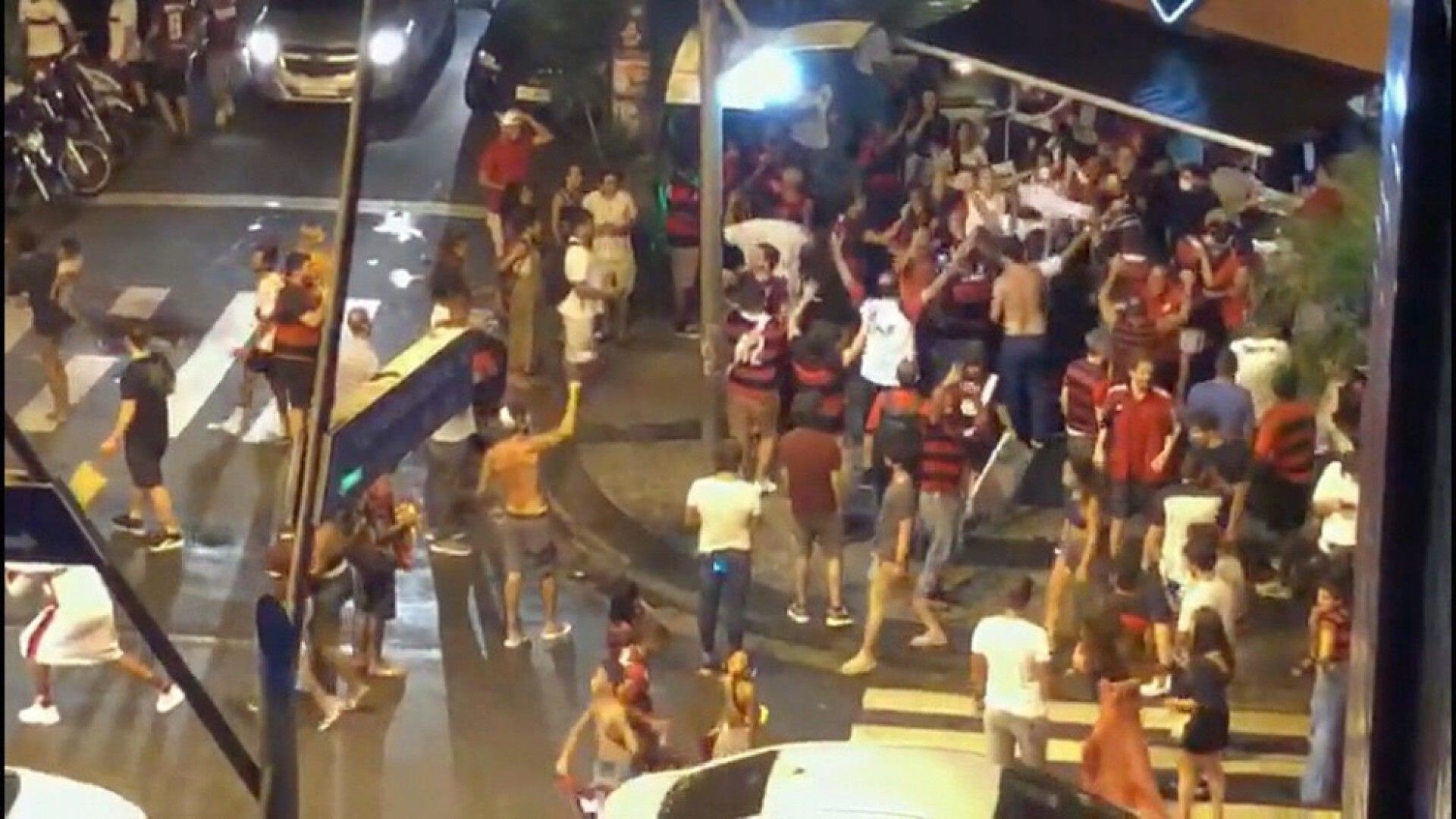 Aglomera&ccedil;&atilde;o de rubro-negros no Leblon    - Reprodu&ccedil;&atilde;o / TV Globo