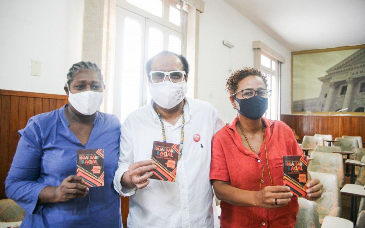 Também participaram da cerimônia o Secretário de Saúde Rodrigo Oliveira, o Secretário de Direitos Humanos Raphael Costa, a presidente da FeSaúde Anamaria Schneider,  além da Subsecretaria Especial de Políticas de Promoção da Igualdade Racial e grupos do movimento negro - Imagem Divulgação