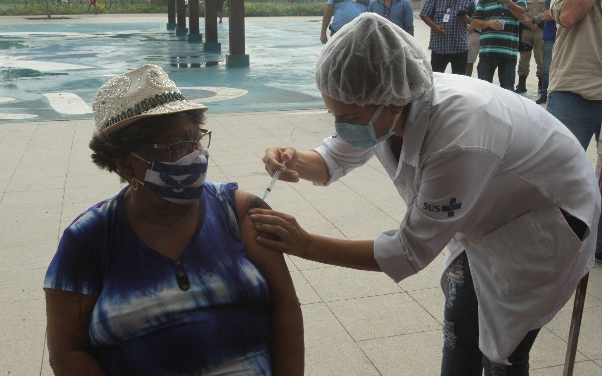 Tia Surica é vacinada no Parque de Madureira com a presença do Prefeito Eduardo Paes - Estefan Radovicz / Agencia O Dia