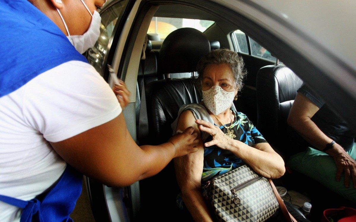 Drive - Thru no Engenhão. Na foto, a senhora,Maria Luiza Melo