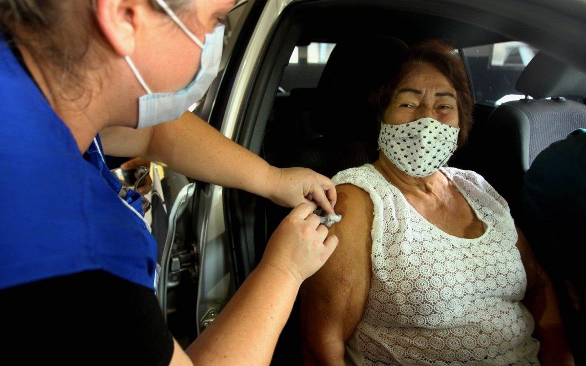 Drive-thru no Engenh&atilde;o. Na foto, a senhora, Rosaly Pinho de Ara&uacute;jo, que foi acompanhada pela filha - Estefan Radovicz / Agencia O Dia