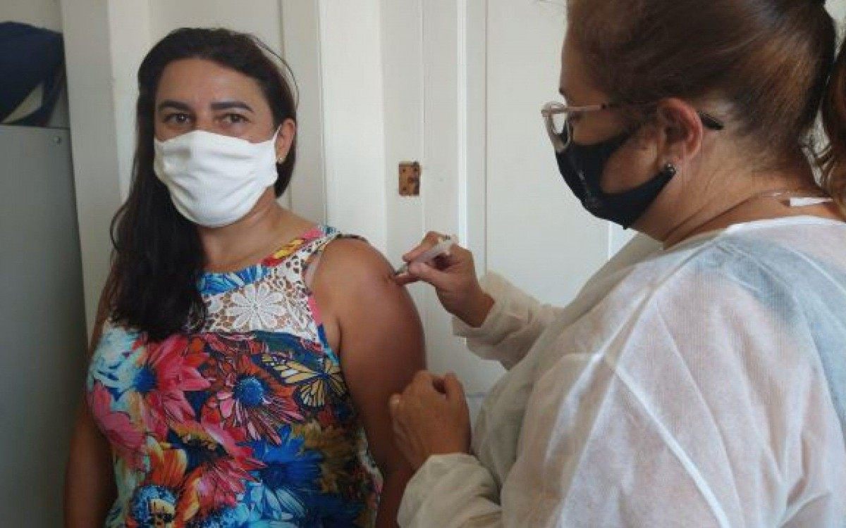 Vacinação contra COVID-19 em um dos postos de atendimento da Saúde em Petrópolis