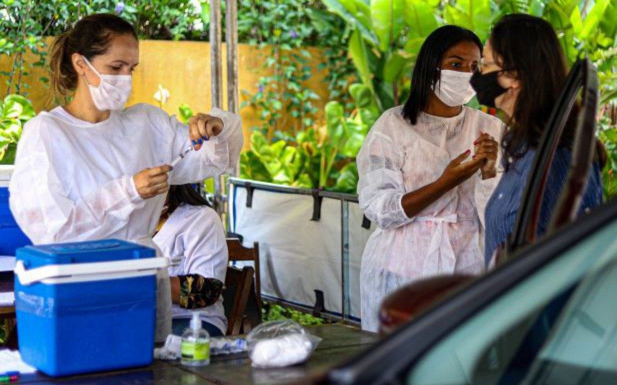 Vacinação contra COVID-19 em um dos postos de atendimento da Saúde em Petrópolis - Divulgação/Ascom