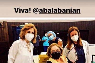 Aracy Balabanian, de 81 anos, é vacinada contra a Covid-19