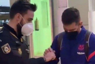 Vídeo: Reação de Messi surpreende ao ser parado por policial em aeroporto