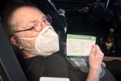 Aos 83 anos, Jô Soares é vacinado contra a Covid-19