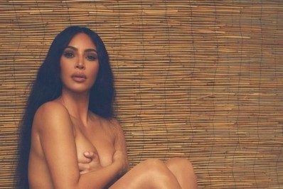 Aos 40 anos, Kim Kardashian posa completamente nua e esbanja boa forma