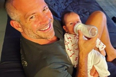 Malvino Salvador publica foto dando mamadeira ao filho caçula