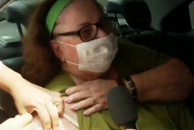 Nana Caymmi recebe a primeira dose da vacina contra a Covid-19