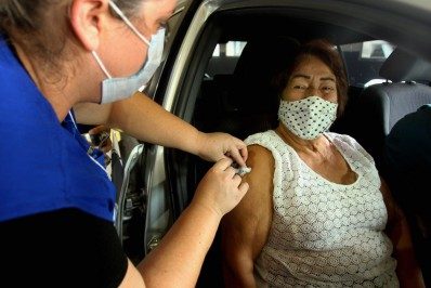 Prefeitura monta esquema especial para ampliar horários de vacinação dos idosos