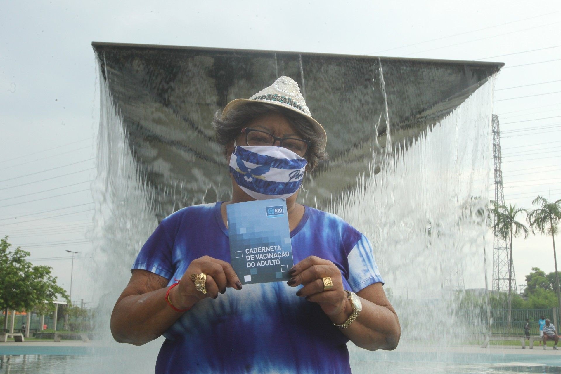 Tia Surica com a caderneta de vacinação - Estefan Radovicz / Agencia O Dia