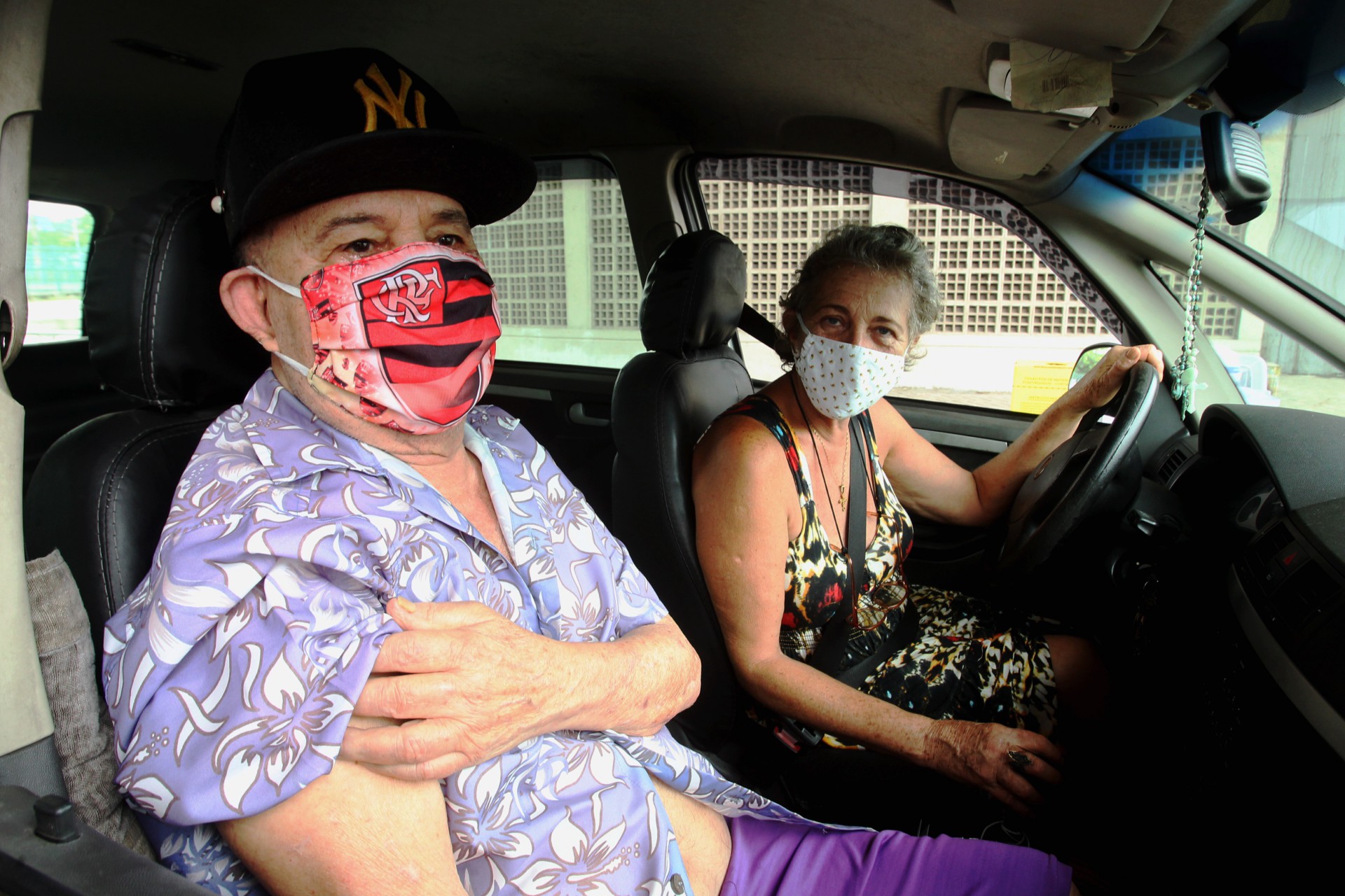 Drive - Thru no Parque de Madureira. Na foto,o senhor José Pereira e sua esposa, Luciene Paula - Estefan Radovicz / Agencia O Dia