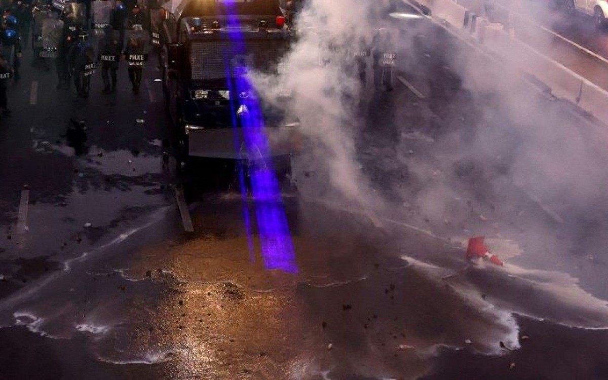 Policiais usam jatos d'água para reprimir protesto  - AFP