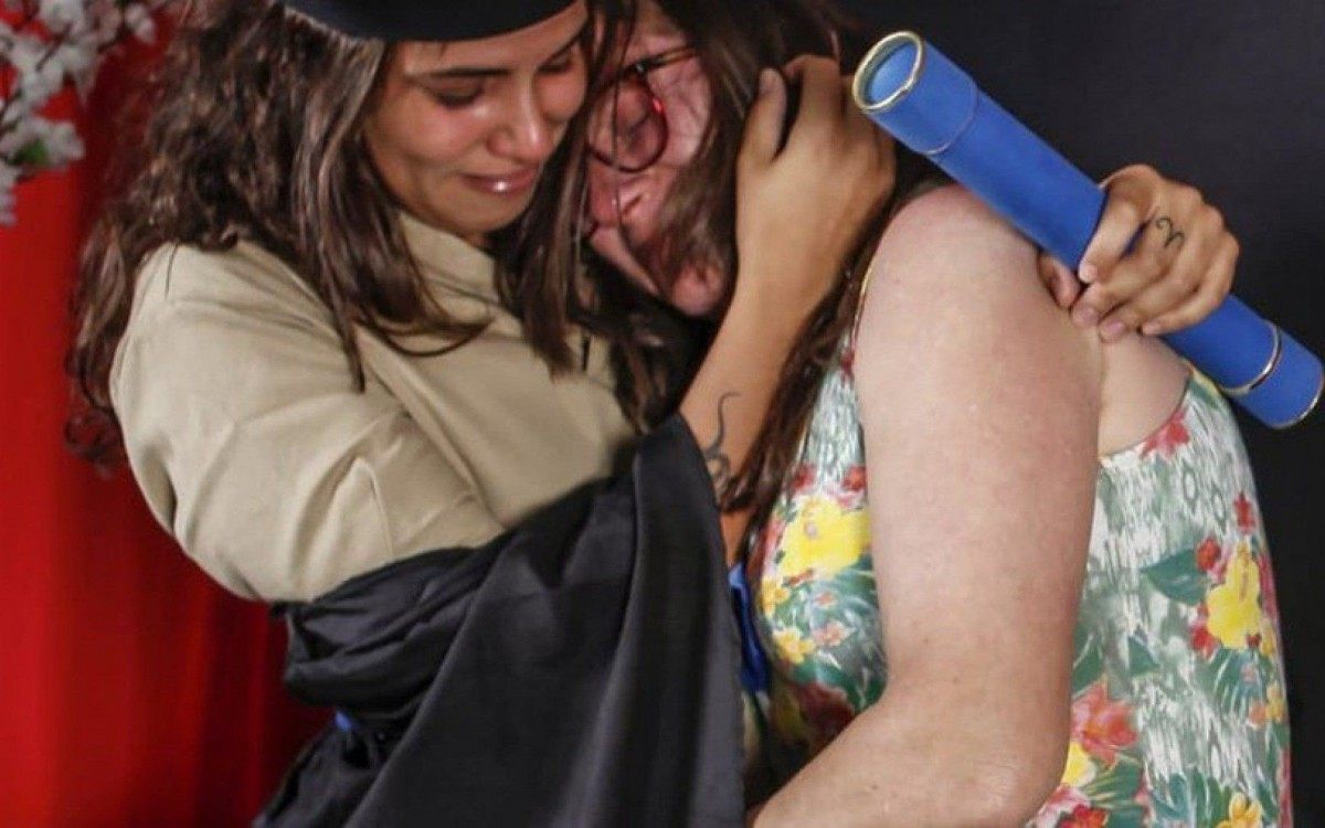 Jovem de 25 anos usou uniforme de faxineira da mãe para fotos de formatura
 - Arquivo pessoal