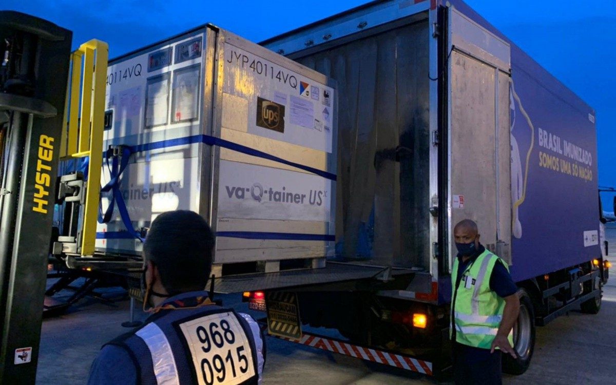 Insumos para a produção de 12,2 milhões de doses da vacina chegam ao Rio