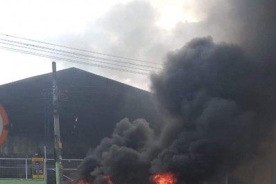 Em protesto, moradores queimam pneus e interditam a RJ-106