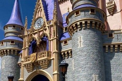Dani Calabresa é pedida em casamento na Disney: 'Disse sim'