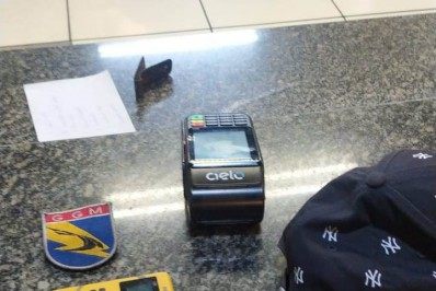 Guardas prendem ambulantes que aplicavam golpe da máquina de cartão