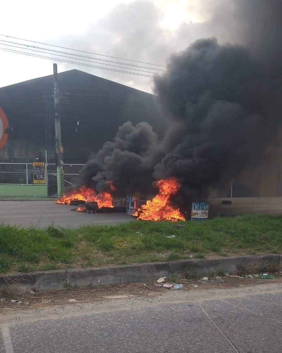 Via ficou interditada em uma das pistas 