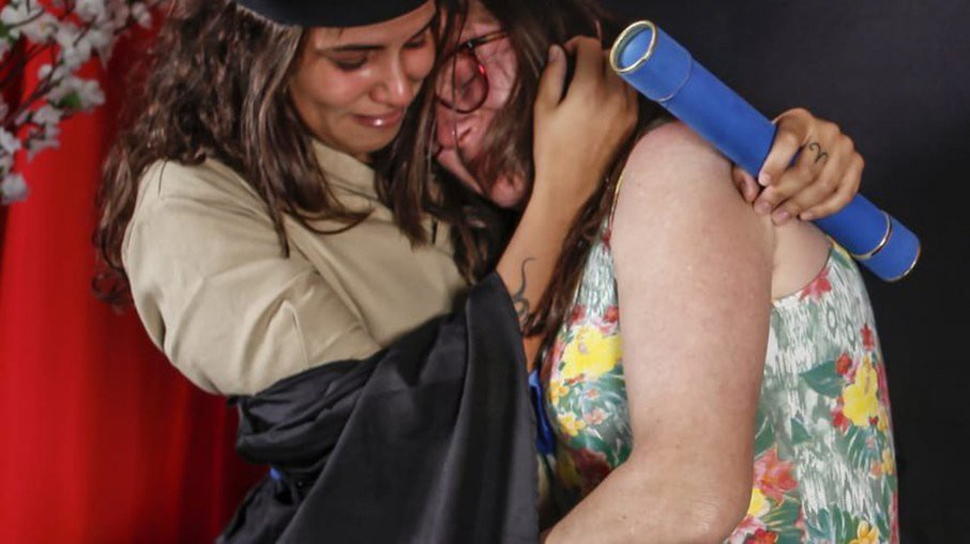 Jovem veste uniforme de faxineira da mãe para homenageá-la em fotos de formatura