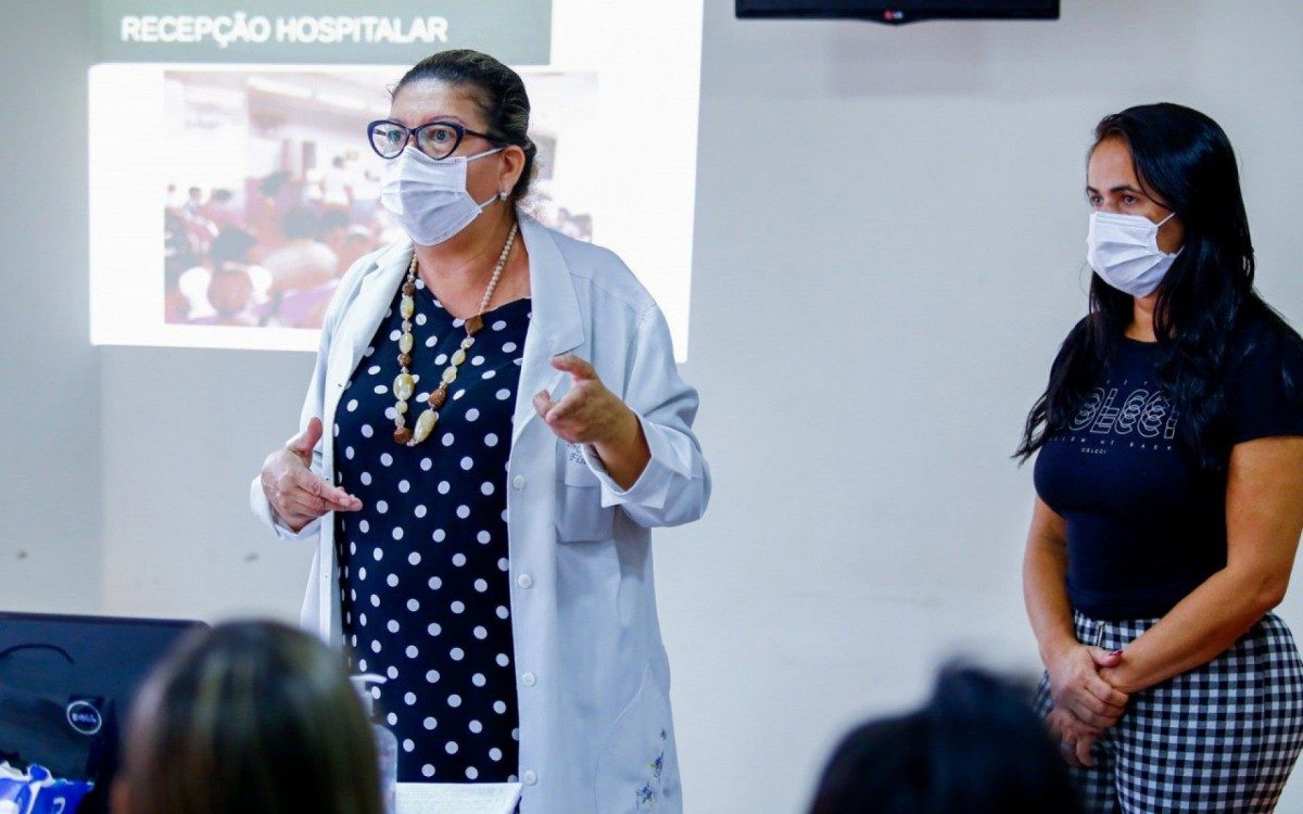 A palestrante Cláudia Hosana abordou diversos temas, incluindo exercícios laboriais