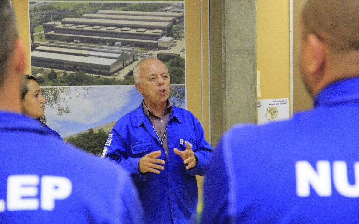 Seixas em meio a funcionários: esforços na diversificação da produção para alcançar a autossuficiência financeira da estatal