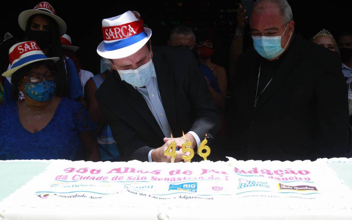 Rio de Janeiro 01/03/2021 - O prefeito participou da entrega do tradicional bolo da Sociedade Amigos da Rua da Carioca e Adjac&ecirc;ncias (Sarca) em comemora&ccedil;&atilde;o ao anivers&aacute;rio da cidade. Foto: Luciano Belford/Agencia O Dia