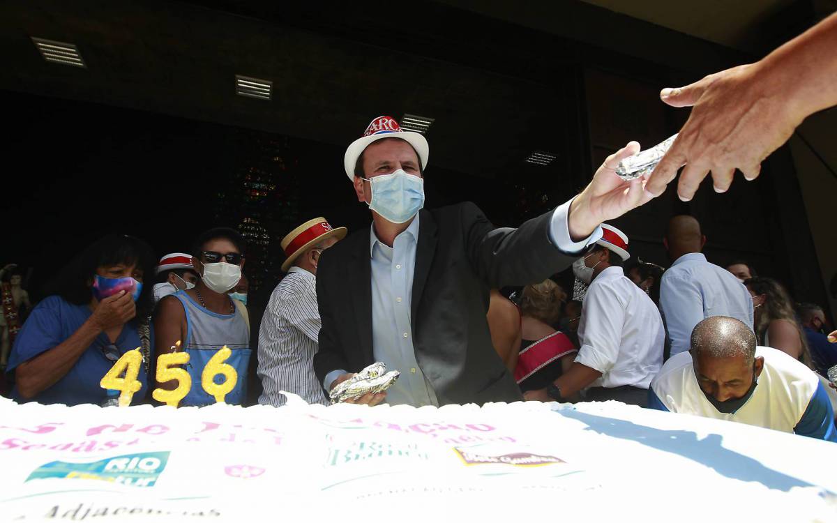Rio de Janeiro - 01/03/2021 - O prefeito participou da entrega do tradicional bolo da Sociedade Amigos da Rua da Carioca e Adjac&ecirc;ncias (Sarca) em comemora&ccedil;&atilde;o ao anivers&aacute;rio da cidade. Foto: Luciano Belford/Agencia O Dia