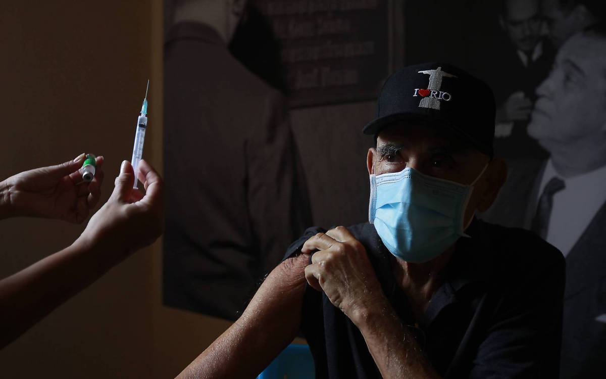 Rio de Janeiro - 01/03/2021 - O munic&iacute;pio do Rio come&ccedil;ou, nesta segunda-feira, a vacinar idosos a partir dos 79 anos de idade. Na foto acima o senhor M&aacute;rio Silva recebendo a vacina contra a Covid 19 no Museu da Rep&uacute;blica (Catete) . Foto: Luciano Belford/Agencia O Dia