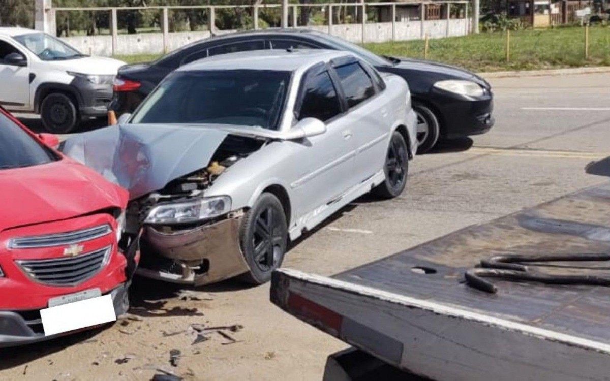 Colisão aconteceu próximo à barreira sanitária, na RJ-140