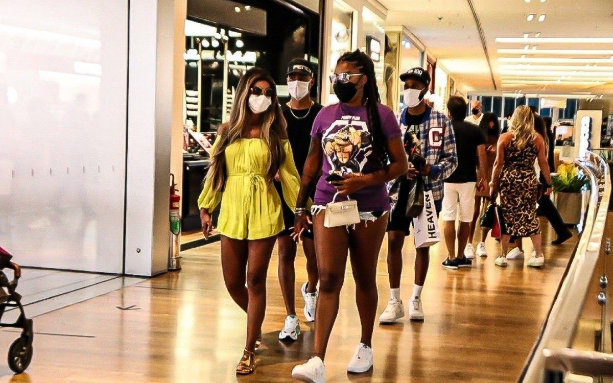 Brunna Gonçalves e Ludmilla passeiam em shopping na Barra da Tijuca, na Zona Oeste do Rio