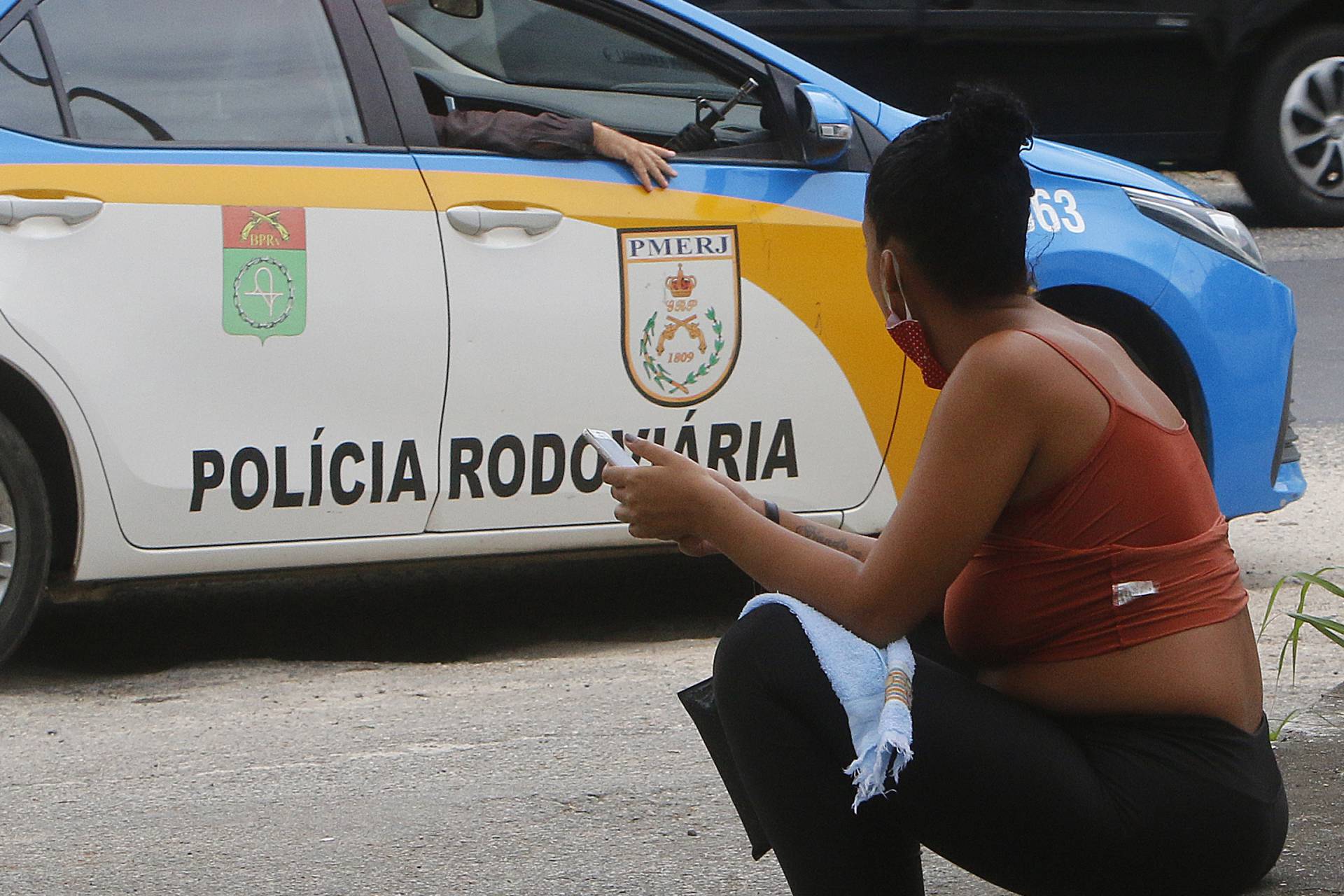 Policia - Jovem Arilson Santiago, atingido por bala perdida quando saia para o trabalho. O jovem foi vitima de tiros na manha deste domingo (28), sendo encaminhado para o Hospital Estadual Alberto Torres (Heat). Ele nao resistiu ao ferimento. Na foto, Barbara Thamyres de Araujo, viuva, no IML de Tribobo.