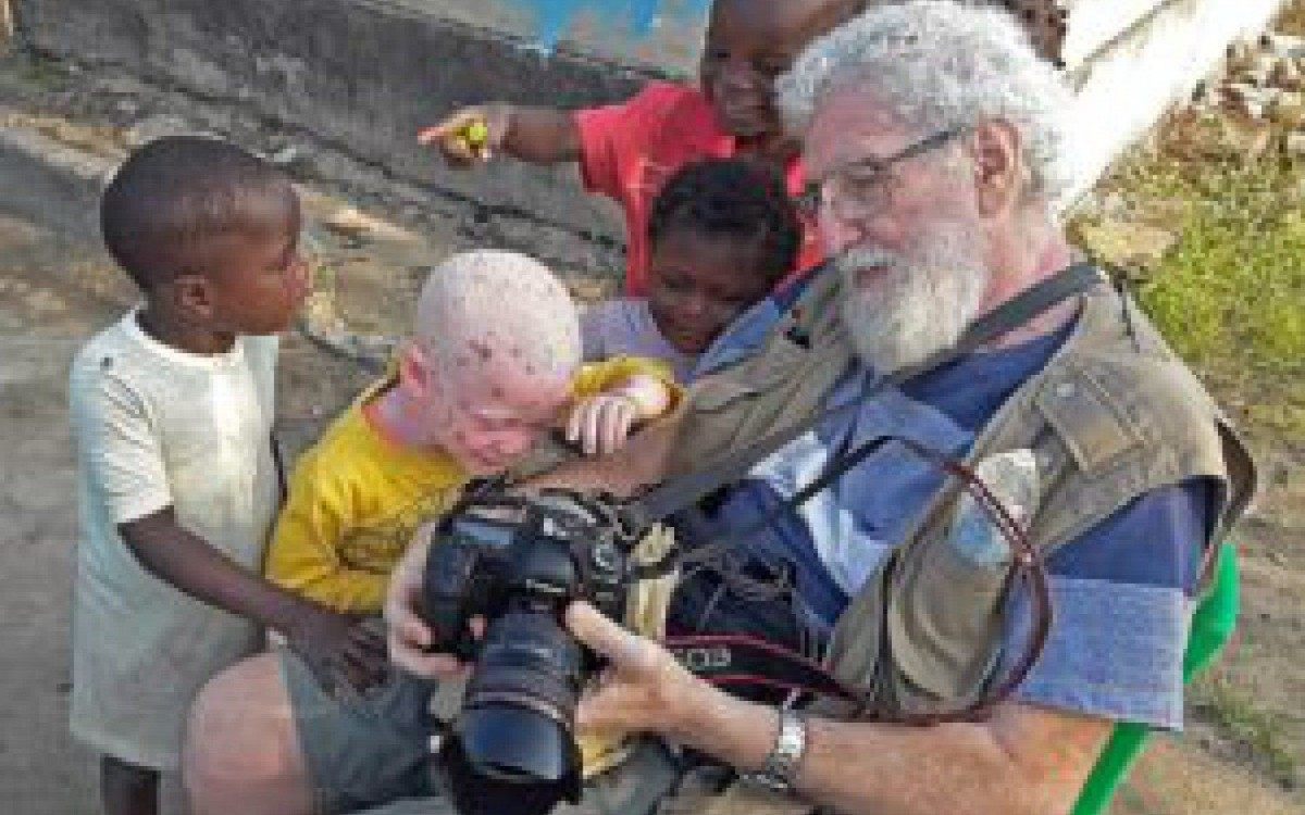 Davy no período de produção da exposição 'Preto Branco'