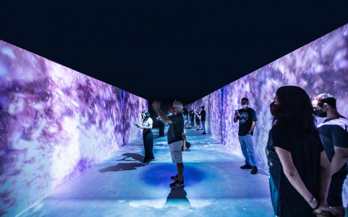 Câmeras e sensores captam a movimentação das pessoas que passam a interferir casualmente nas exibições