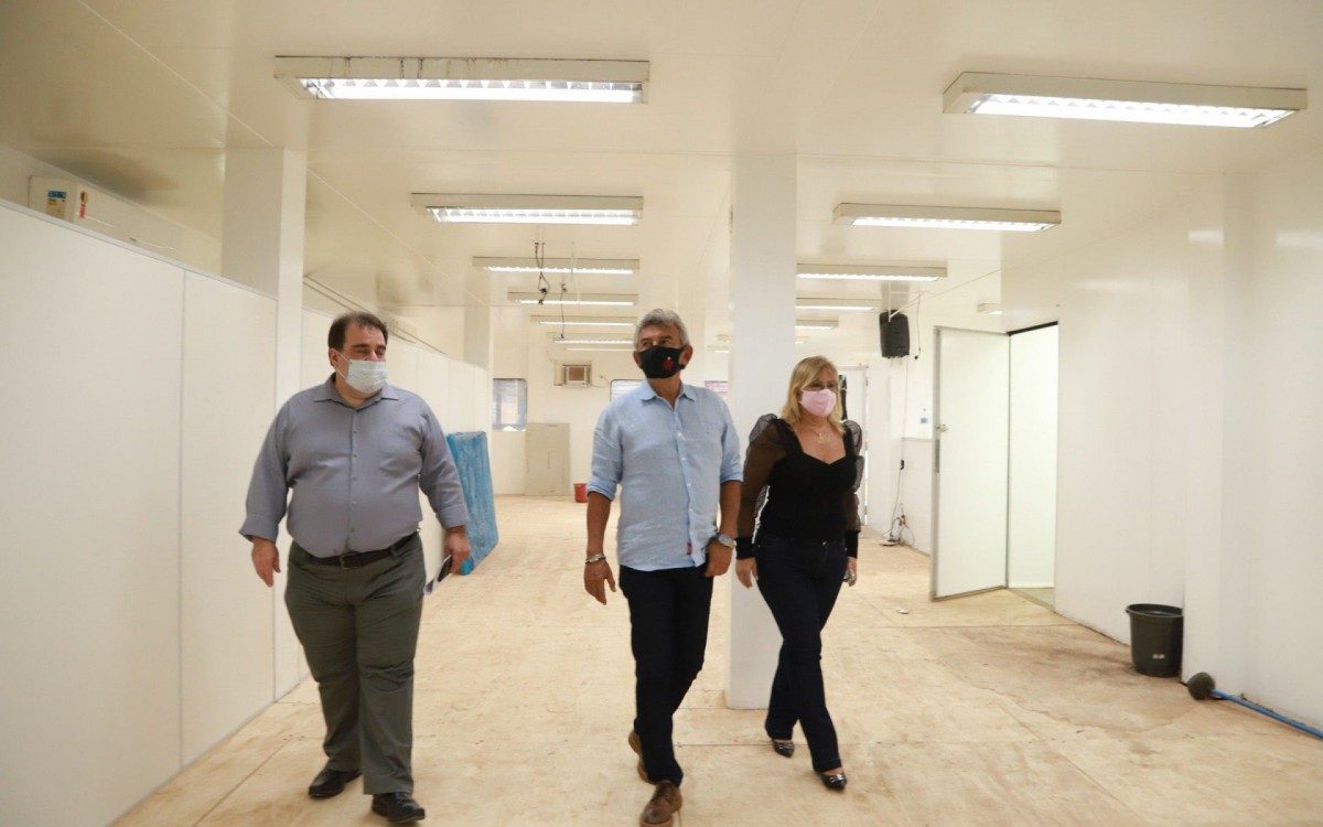 (Da esq. para dir.) Dr. Altair Soares, coordenador das emerg&ecirc;ncias do munic&iacute;pio, Dr. Jo&atilde;o Ferreira Neto,  o prefeito de Meriti e aSecret&aacute;ria Municipal de Sa&uacute;de - PMSJM