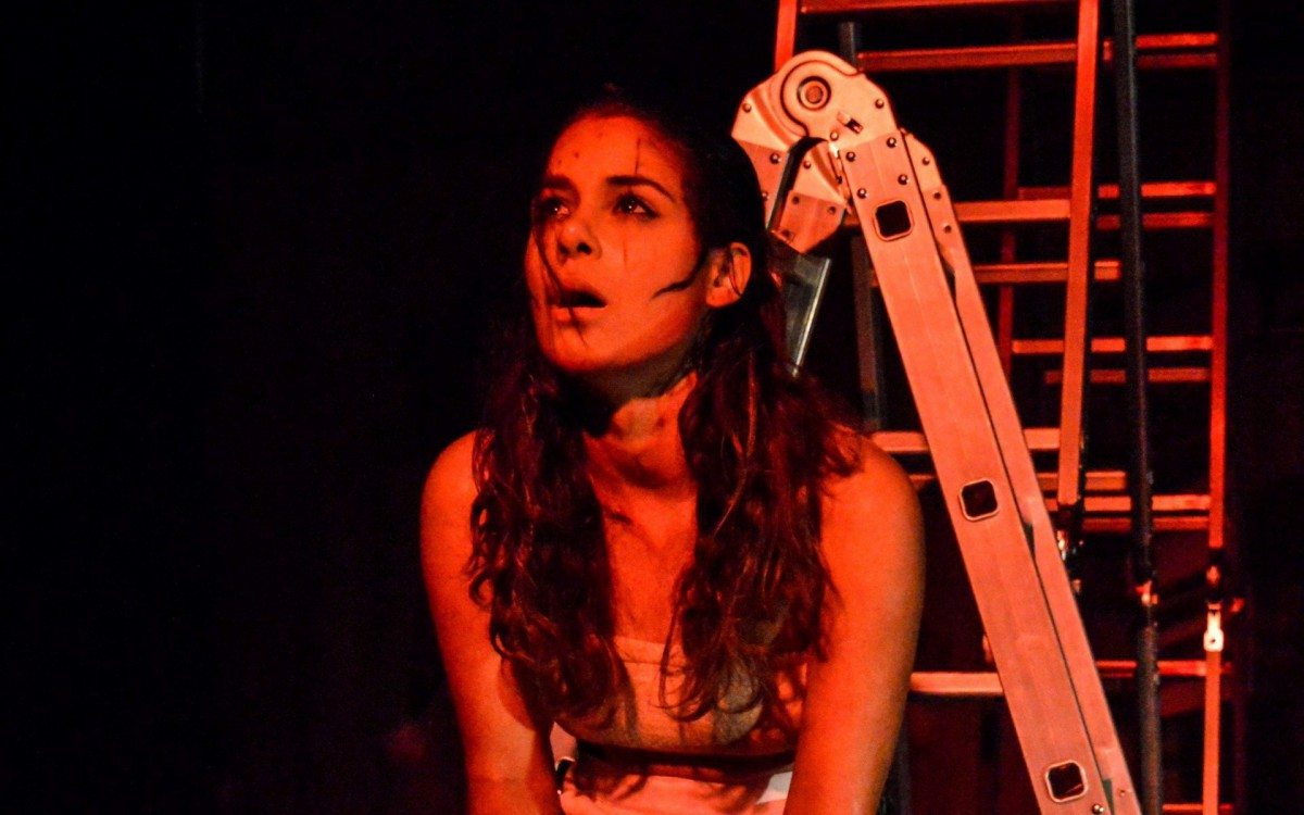 Cena KAPUTT - Maternidade pós-guerra – Camila Fernandes