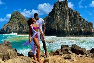 Após título do Brasileiro pelo Flamengo, Hugo Souza viaja para Noronha com noiva