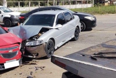 Acidente entre carros deixa trânsito lento na RJ-140, em Arraial do Cabo