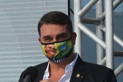Flavio Bolsonaro pede acesso a dados de investigações contra ele na Justiça