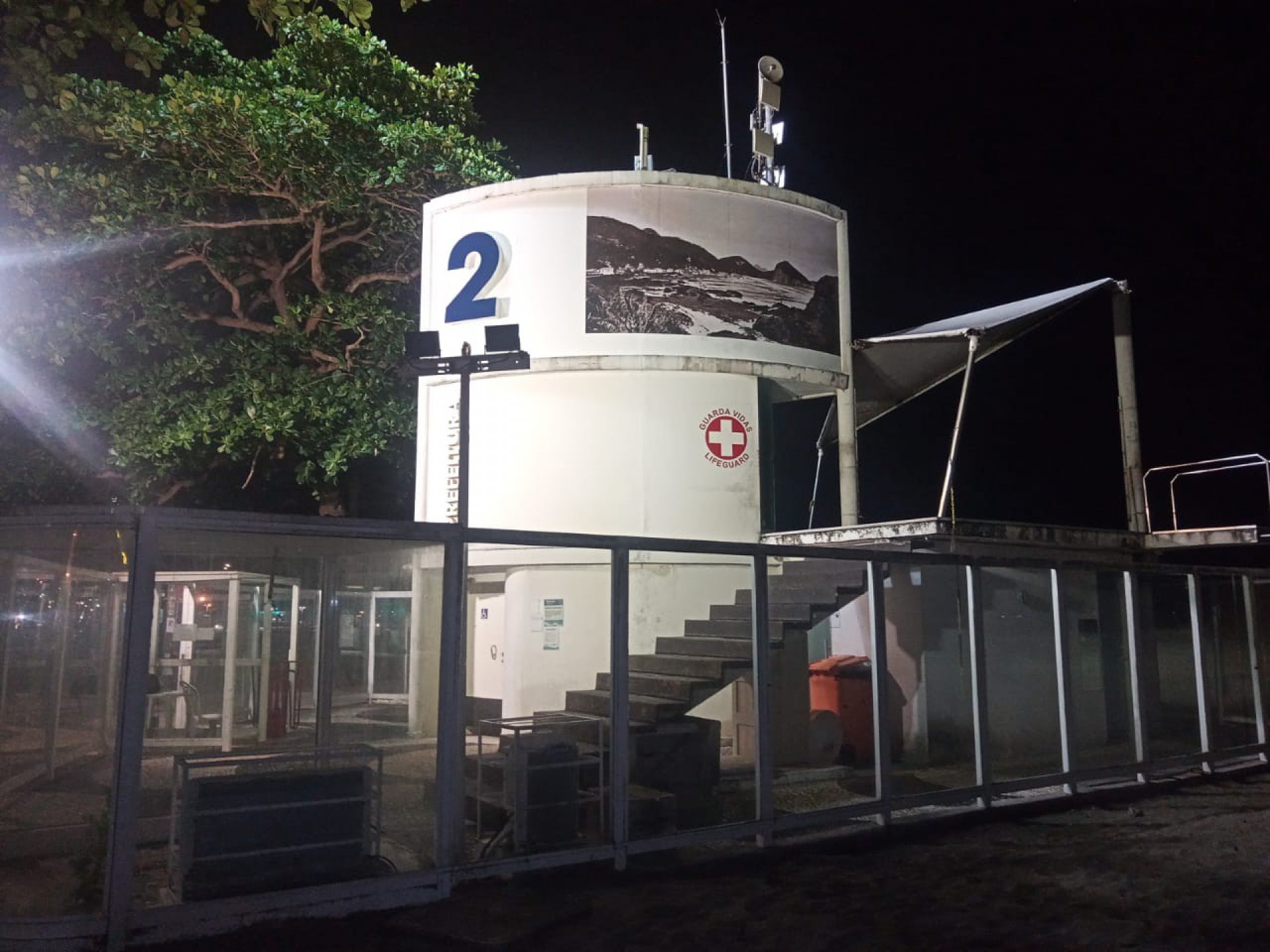  Ao longo da galeria, cada foto conta com uma placa com informações sobre a exposição e um QR Code que leva ao acervo do IMS. - Divulgação