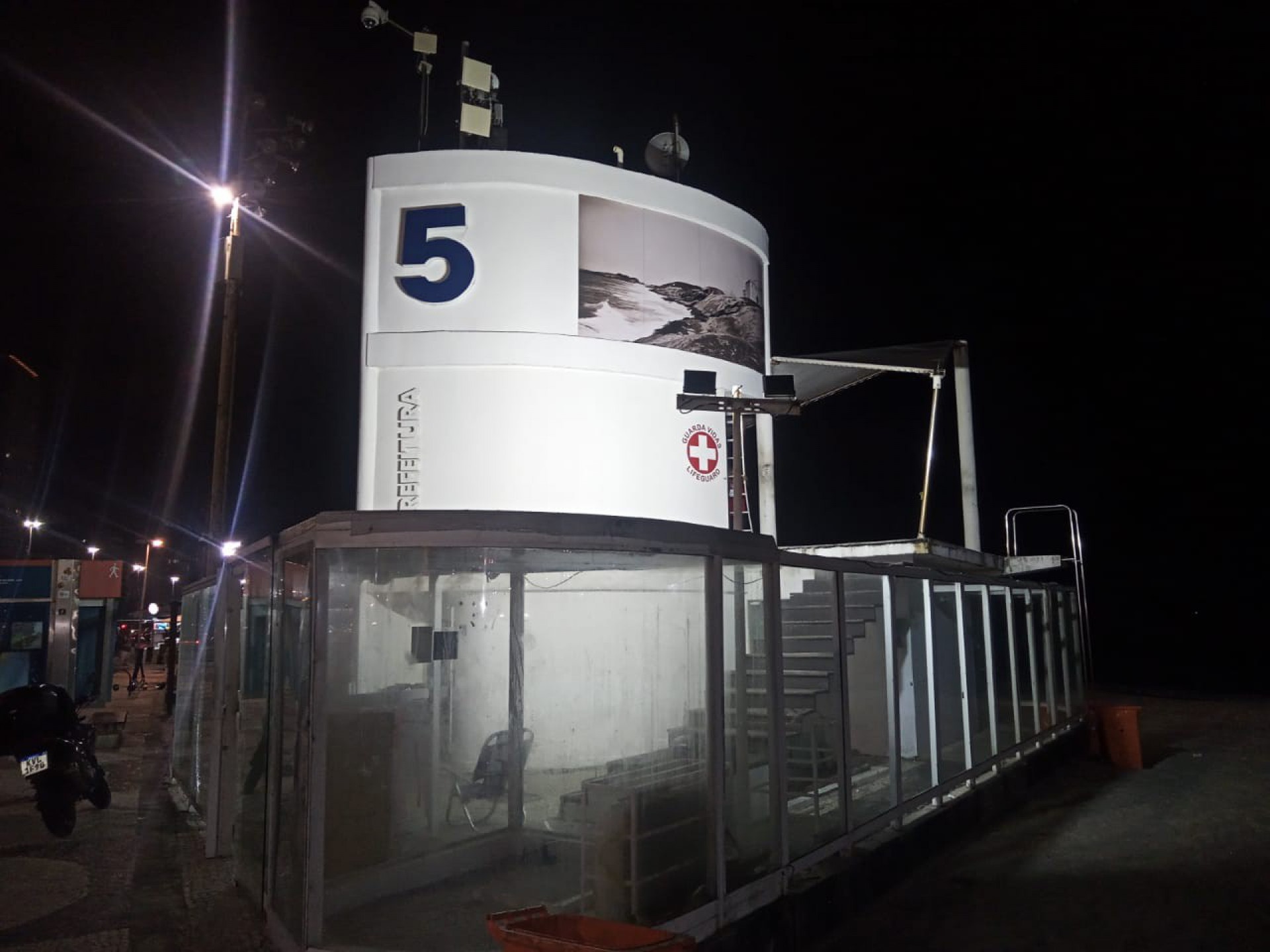  Ao longo da galeria, cada foto conta com uma placa com informações sobre a exposição e um QR Code que leva ao acervo do IMS. - Divulgação