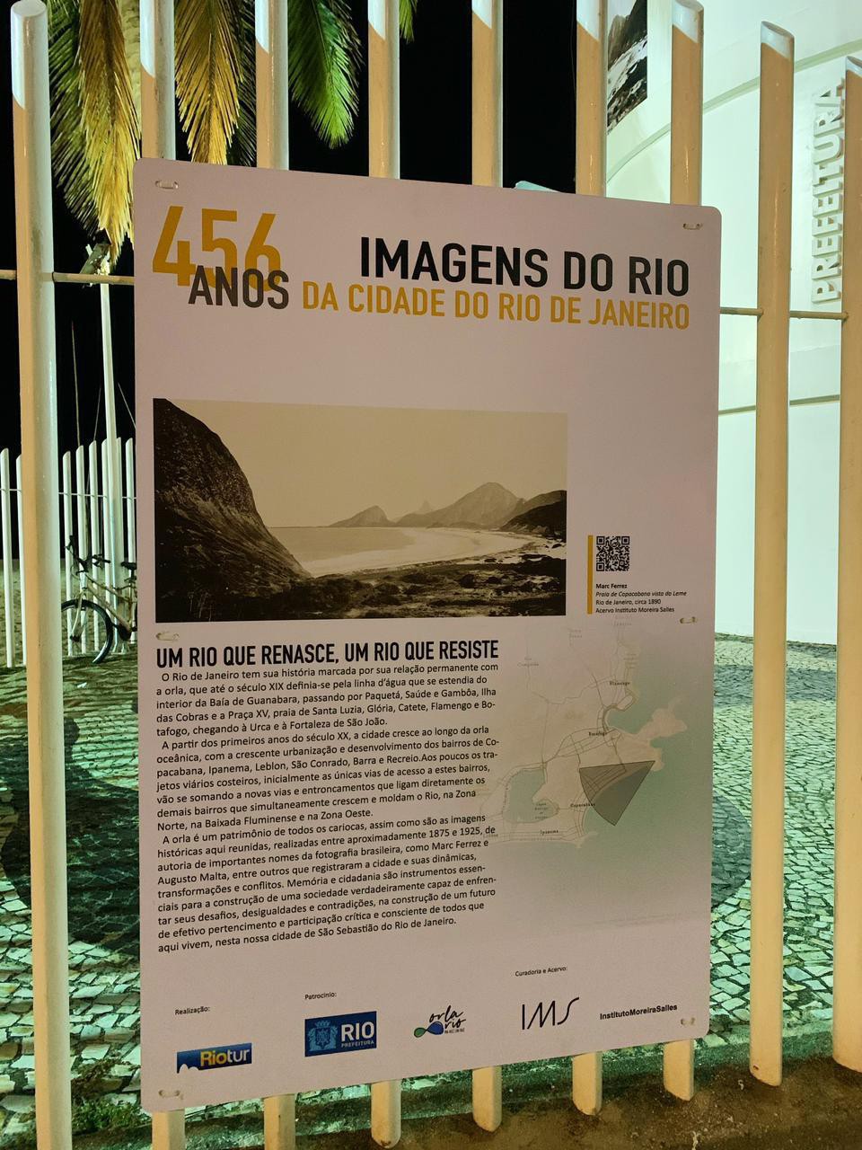  Ao longo da galeria, cada foto conta com uma placa com informações sobre a exposição e um QR Code que leva ao acervo do IMS. - Divulgação